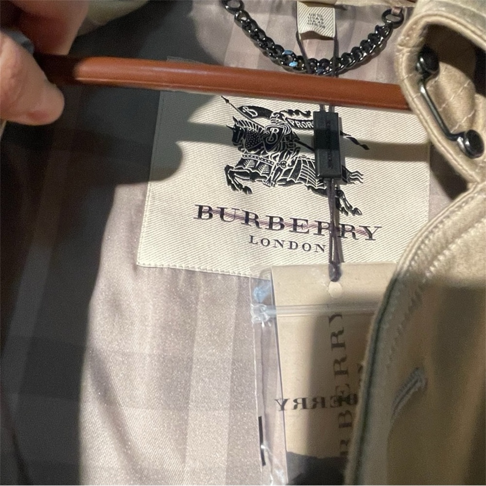 Burberry Light Beige Double-Breasted Trench Coat with Black Buttons - Picture 6 of 9